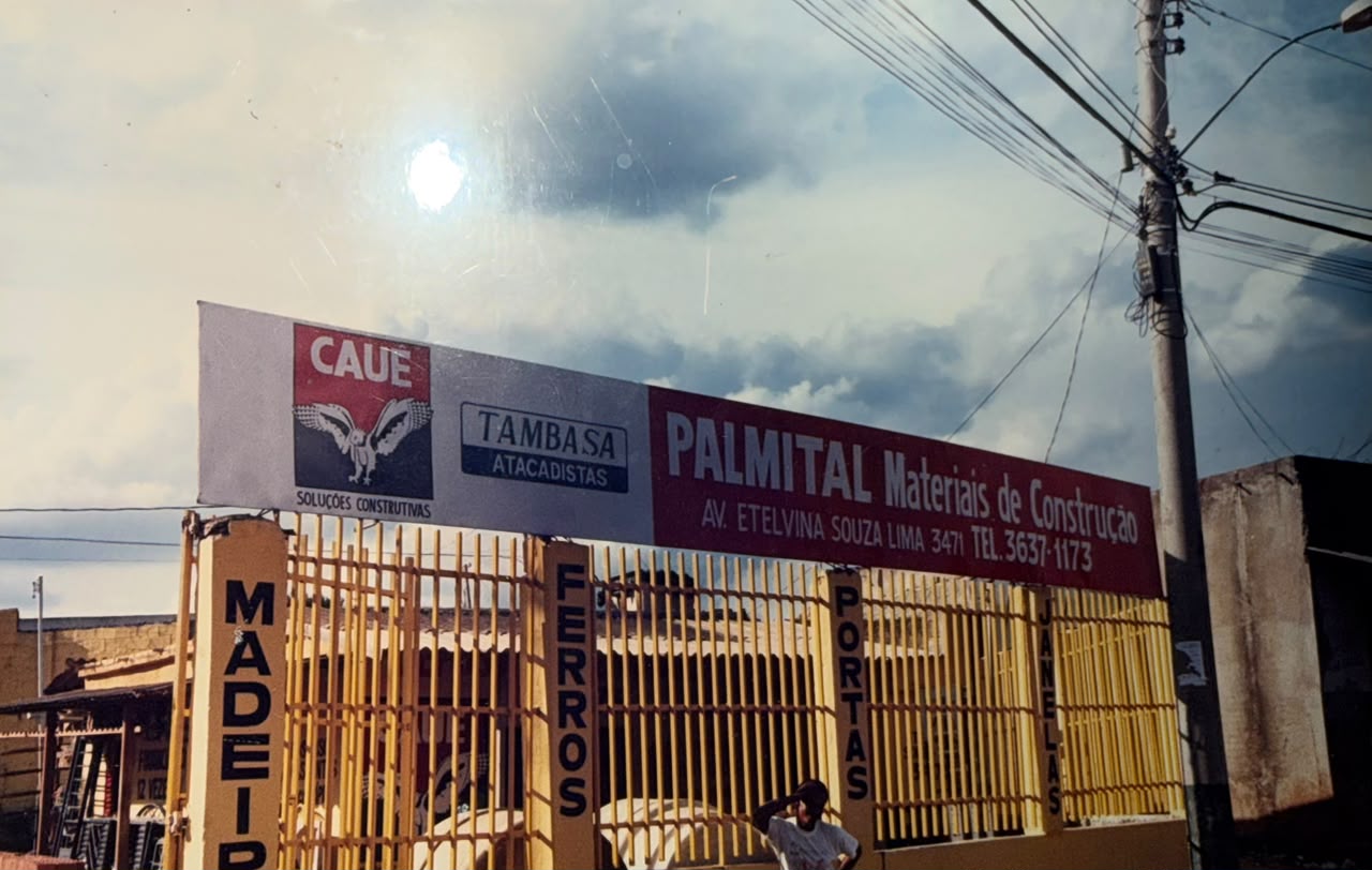 Fachada original do Depósito Palmital com placa CAUE e Tambasa